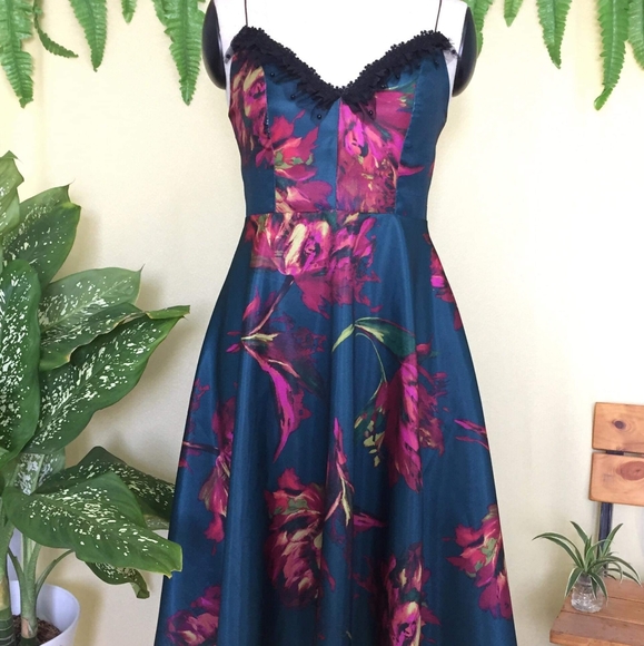 dresses - Picture 2 of 3